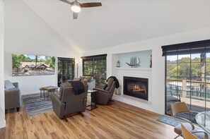Smart TV, fireplace