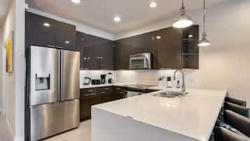 Cafetera y tetera, refrigerador, microondas y horno