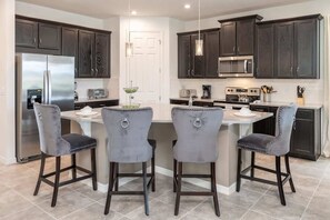 Fridge, microwave, oven, stovetop - Stunning Retreat, Private Pool, Perfect Location (Kissimmee)