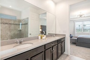 Bathtub, hair dryer, towels, soap - Stunning Retreat, Private Pool, Perfect Location (Kissimmee)