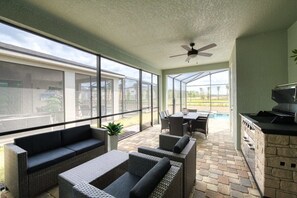 Outdoor dining - Stunning Retreat, Private Pool, Perfect Location (Kissimmee)