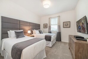 7 bedrooms, iron/ironing board, travel cot, WiFi - Stunning Retreat, Private Pool, Perfect Location (Kissimmee)