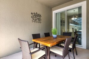 Outdoor dining - Chic, Spacious with Private Pool, Ideal Location (Four Corners)