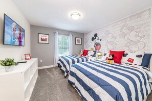 4 bedrooms, iron/ironing board, travel cot, WiFi - Chic, Spacious with Private Pool, Ideal Location (Four Corners)