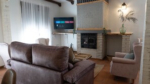 Smart-TV, Kamin, Videospiele, Tischfußball