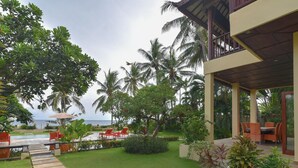 Un resort con piscina, area salotto all'aperto e vista sull'oceano.
