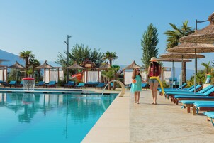Una piscina al aire libre de temporada
