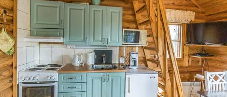 Refrigerador, microondas y utensilios de cocina