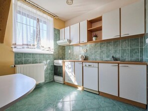 ثلاجة، ميكروويف، فرن، غسالة أطباق