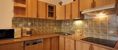 Fridge, microwave, dishwasher, cookware/dishes/utensils