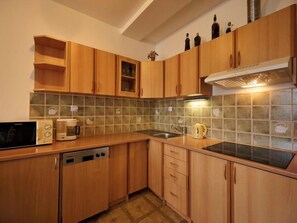 Fridge, microwave, dishwasher, cookware/dishes/utensils