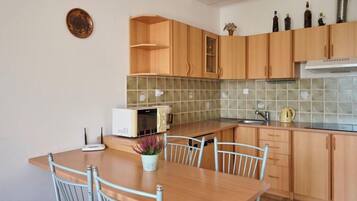 Kühlschrank, Mikrowelle, Geschirrspüler, Kochgeschirr/Geschirr/Besteck