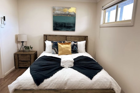 3 bedrooms, desk, iron/ironing board, free WiFi. 3BR house w/ parking & AC, 15 mins walk to wharf