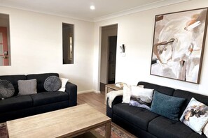 Smart TV - 3BR Home 15 mins walk to Greenwell Pt main wharf (Greenwell Point)