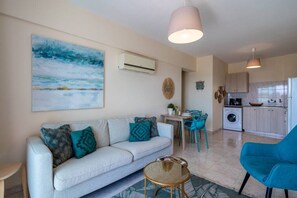 TV - Sunny 2-BR Apartment in Mackenzie (Larnaca)