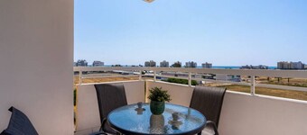 Sunny 2-BR Apartment in Mackenzie