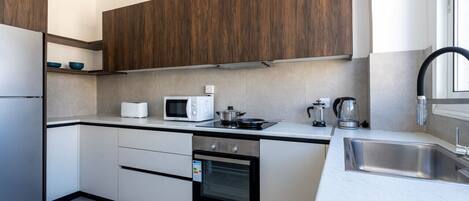 Refrigerador, microondas, horno, placa de cocina