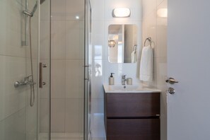 Hair dryer, towels, toilet paper - Vanilla's Prime 1-Bedroom Apartment in Larnaca (Larnaca)