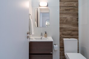 Secadora de cabello, toallas, papel de baño 