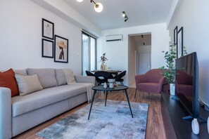 Smart TV - Vanilla's Prime 1-Bedroom Apartment in Larnaca (Larnaca)