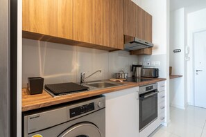 冷蔵庫、電子レンジ、オーブン、コンロ