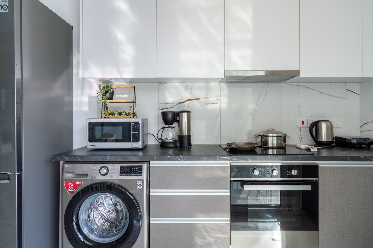 Een koelkast, een microgolfoven, een oven, een kookplaat