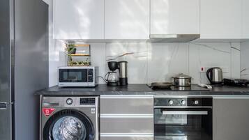 Een koelkast, een microgolfoven, een oven, een kookplaat