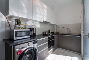 Køleskab, mikrobølgeovn, ovn, kogeplade