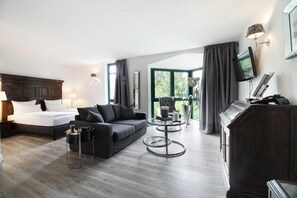 Deluxe Suite | Hypo-allergenic bedding, individually decorated, individually furnished - Höhen Hotel Viersen (Viersen)