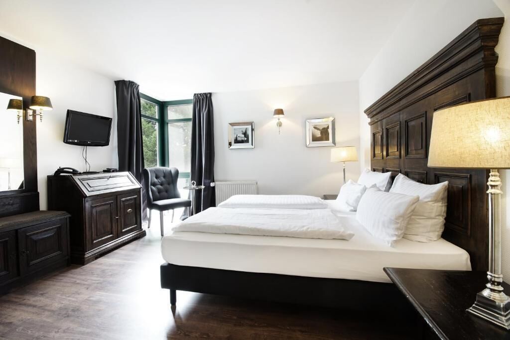 Hypo-allergenic bedding, desk, laptop workspace, free WiFi