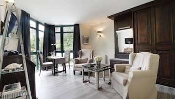 Deluxe Suite | Living area | 32-inch flat-screen TV with satellite channels