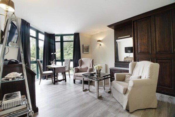 Deluxe Suite | Living area | 32-inch flat-screen TV with satellite channels - Höhen Hotel Viersen (Viersen)