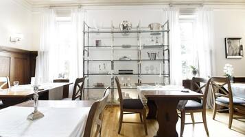 TĂ€gliches FrĂŒhstĂŒcksbuffet (15 EUR pro Person)