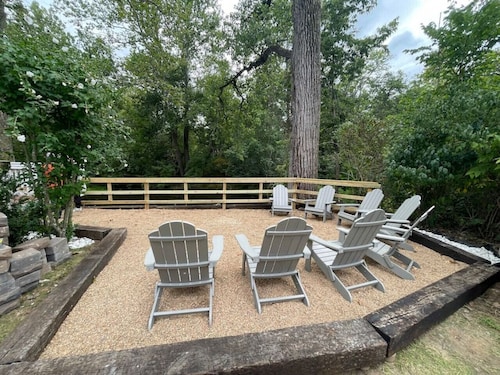 Peaceful Retreat on Creekside