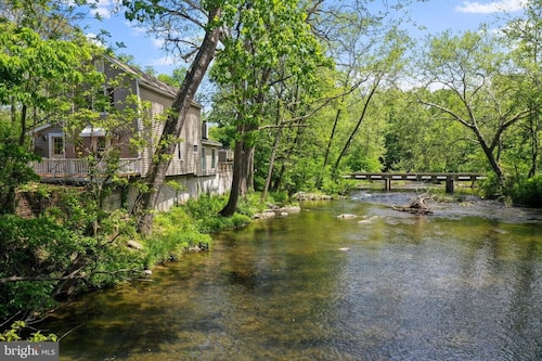 Peaceful Retreat on Creekside