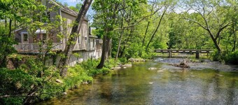 Peaceful Retreat on Creekside