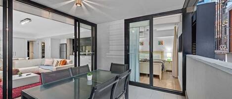 Un apartamento moderno con comedor, cocina y sala de estar.