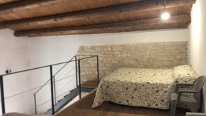 2 chambres, fer et planche à repasser, lit de bébé portatif