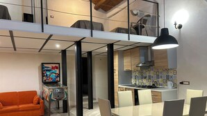 Un interior moderno con comedor, cocina y sofá.