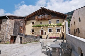 Outdoor dining - Holiday Apartment 'Bertollhof Apfelerlebnis' with Mountain View, Shared Garden and Wi-Fi (Silandro)