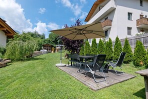 Outdoor dining - Holiday Apartment 'Bertollhof Apfelerlebnis' with Mountain View, Shared Garden and Wi-Fi (Silandro)