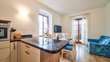 Fridge, oven, stovetop, dishwasher