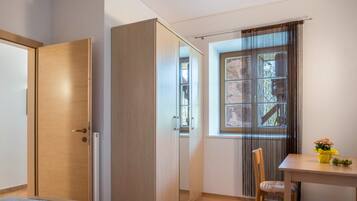 1 quarto, escrivaninha, Wi-Fi de cortesia, roupa de cama