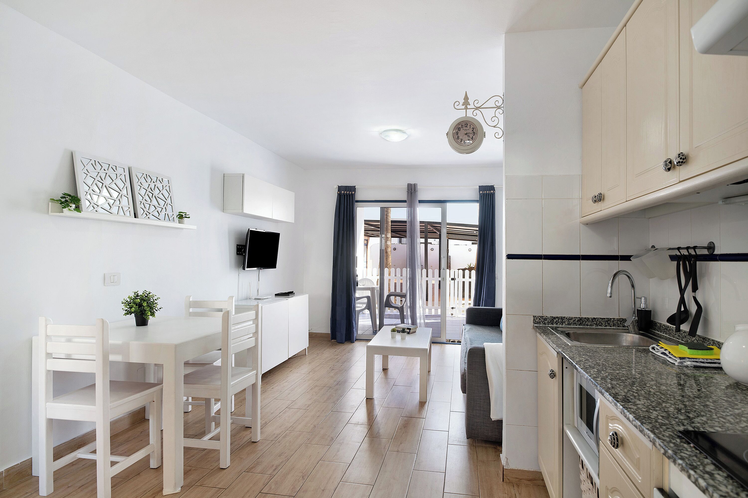 Frigorífico, microondas, horno y placa de cocina