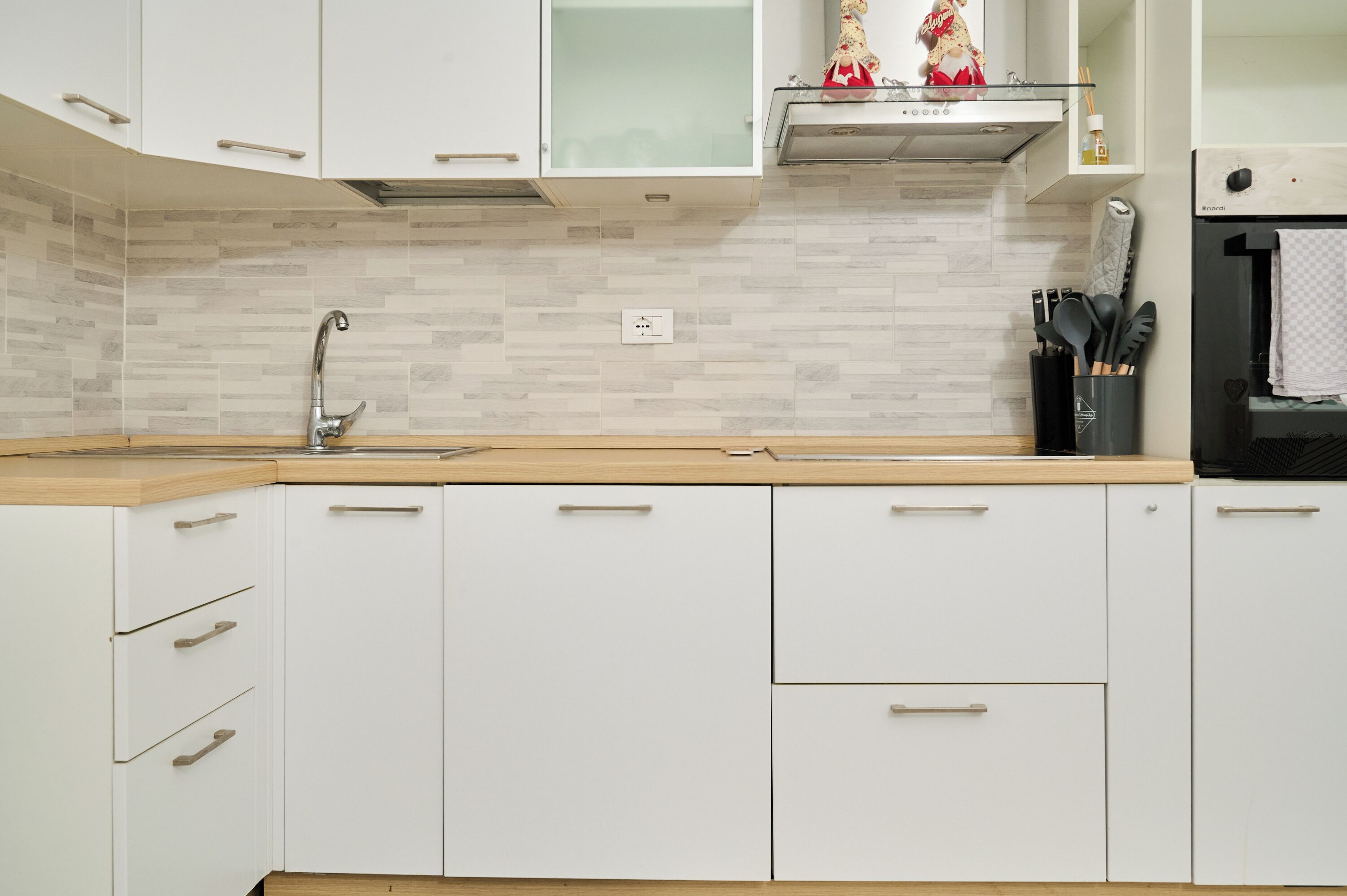 Frigorifero, forno, piano cottura, lavastoviglie