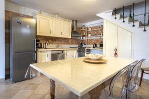 Fridge, microwave, oven, stovetop - Villa 'Arisa with Pool' with Shared Pool, Wi-Fi and Air Conditioning (Fasano)