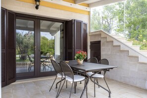 Outdoor dining - Villa 'Arisa with Pool' with Shared Pool, Wi-Fi and Air Conditioning (Fasano)