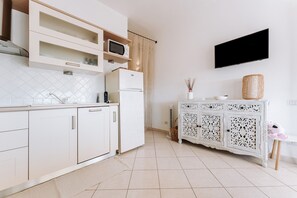 Réfrigérateur, micro-ondes, plaque de cuisson, lave-vaisselle