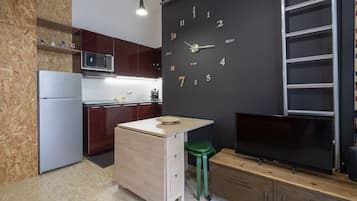 Fridge, microwave, stovetop, coffee/tea maker