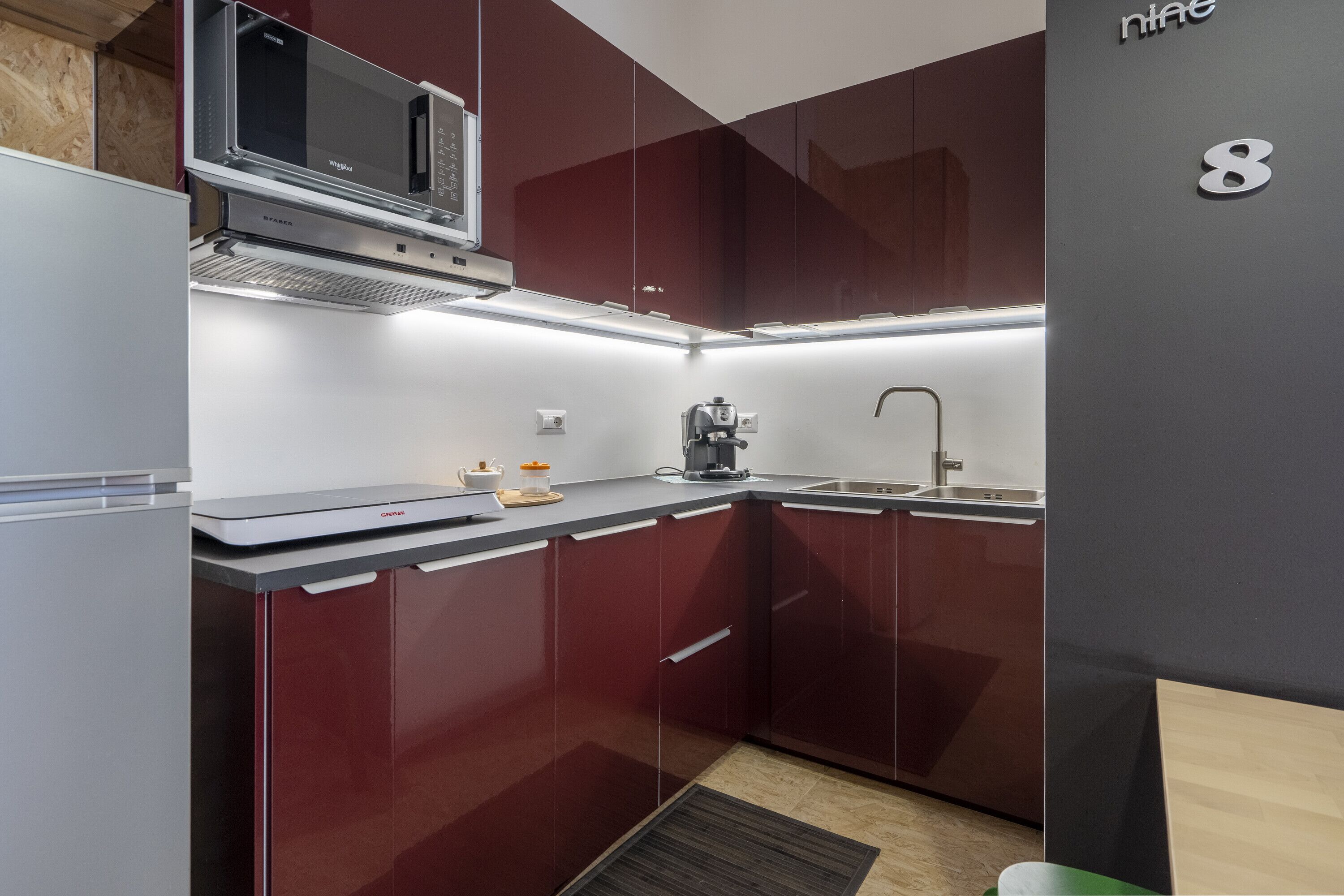 Kühlschrank, Mikrowelle, Herdplatte, Wasserkocher mit Kaffee-/Teezubehör